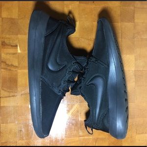 Nike all black roshe 2 size 9